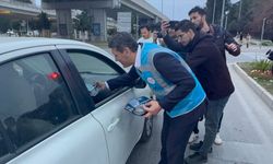 Antalya'da AK Parti'den iftara yetişemeyen ve trafikte kalan vatandaşlara iftariyelik dağıtımı