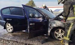 Antalya'da seyir halindeki otomobilde çıkan yangın söndürüldü