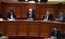 Arnavutluk Meclisinde eski Başbakan Yardımcısı'nın dokunulmazlığının kaldırılmaması protesto edildi
