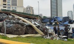 Ataşehir'de devrilen hurda yüklü kamyon ulaşımı aksattı