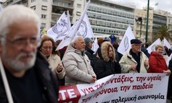 Atina'da emekliler zam talebiyle protesto düzenledi