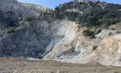 Aydın'da toprak kayması cep telefonu kamerasıyla kaydedildi