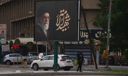 Bağdat sokaklarına Ali Hamaney ile Mücteba Hamaney posterleri asıldı