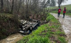 Balıkesir'de dereye devrilen otomobilin yakınında ceset bulundu
