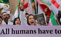 Başkent Tahran'da doktorlar ve tıp öğrencileri 'İsrail ve ABD'nin sağlık merkezlerine yönelik saldırılarını' protesto etti