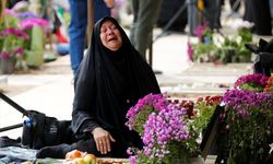 Başkent Tahran'daki Beheşti Zehra Mezarlığı'nda bayram dolayısıyla ziyaretçi yoğunluğu yaşandı