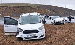 Bingöl'de hafif ticari araç ile otomobil çarpıştı, 13 kişi yaralandı