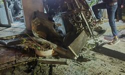 Bodrum'da kontrolden çıkıp iş yerine giren otomobildeki 3 kişi yaralandı