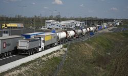 Bosna Hersek'teki kamyon sürücüleri AB'nin geçiş kurallarını protesto için kontak kapattı