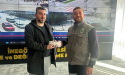 Bursa'da belediye personeli yolda bulduğu 200 bin lirayı sahibine ulaştırdı