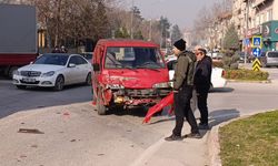 Bursa'da panelvan ile minibüsün çarpıştığı kazada 3 kişi yaralandı