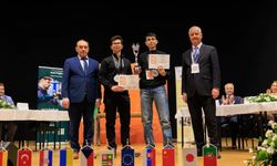 Bursalı lise öğrencileri robotik yarışmasında dünya ikincisi oldu