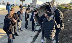 Çanakkale'de minibüs ile SUV tipi aracın çarpıştığı kazada 8 kişi yaralandı