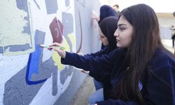Cevizlibağ Atatürk Öğrenci Yurdu'nun duvarına 'afet çantası' temalı boyama