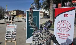 Dijital bağımlılığa atık elektronik malzemelerden yapılan 'Dijital Ucube' heykeliyle dikkati çekildi