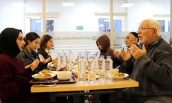 Elazığ'da kız öğrenciler huzurevi sakinleriyle iftarda ramazan coşkusunu yaşıyor