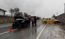 Elazığ'da taksi ile SUV tipi aracın çarpıştığı kazada 2 kişi yaralandı