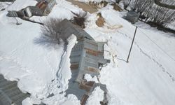 Erzincan'da yoğun kar birikintisi nedeniyle ahırların çatısı çöktü