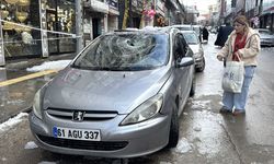 Erzurum'da çok sayıda araç çatıdan düşen kar ve buz kütleleriyle hasar gördü