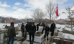 Erzurum'da polis ekipleri şehit mezarında değiştirdikleri Türk bayrağını şehidin annesine teslim etti