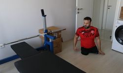 Evindeki çocuk odasını spor salonuna çeviren milli halterci Avrupa'dan madalyalarla döndü