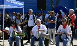 Fethiye'de meydanda toplanan yaşlılar spor yapıp dans etti