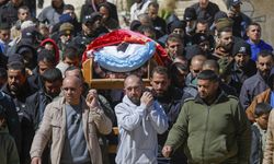 Filistin topraklarını gasbeden İsrailli yerleşimciler Batı Şeria'da bir Filistinliyi vurarak öldürdü