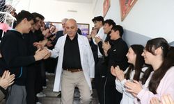 Fizik öğretmeni 37 yıl önce mesleğe başladığı okuldan sürpriz veda töreniyle emekli oldu