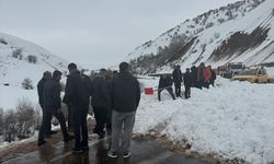 GÜNCELLEME - Bingöl'de çığ nedeniyle ulaşıma kapanan Karlıova-Yedisu kara yolu açıldı