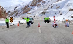 GÜNCELLEME - Çığ düşen Van-Hakkari kara yolu tek şeritten ulaşıma açıldı