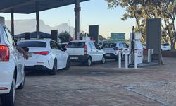 Güney Afrika'da akaryakıt zammı öncesi istasyonlarda uzun kuyruklar oluştu