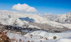 Hakkari'de beyaz örtüyle kaplı dağlardaki kar manzarası dronla görüntülendi