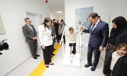 Hatay'da depremde bacağını kaybeden 7 yaşındaki Zeynep proteziyle yeniden yürüdü