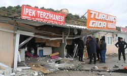 Hatay'da prefabrik iş yerlerine çarpan otomobilin sürücüsü yaralandı