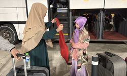 Hatay'daki depremde 72 saat sonra annesinin kucağında enkazdan çıkarılan Hazal ailesiyle umreye gitti