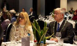 Hollanda'da 'Barış Yemeği' adlı iftar programında farklı inanç temsilcileri kutuplaşmaya karşı bir araya geldi