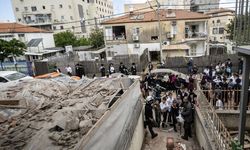 İran'ın misillemesinin ardından Tel Aviv ve çevre kentlere füze parçaları isabet etti