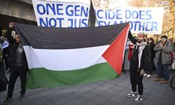 İsrail Başbakanı Netanyahu'nun uçağının Berlin'de koruma altına alınması protesto edildi