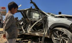 İsrail'in Gazze'de bir aracı hedef aldığı saldırıda biri çocuk 3 kişi hayatını kaybetti