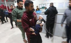 İsrail'in Gazze'de yerinden edilenlerin çadırlarını hedef aldığı saldırıda 3 Filistinli öldü