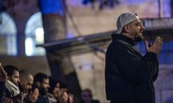 İsrail'in Mescid-i Aksa'yı kapatmasının ardından Filistinliler Harem-i Şerif yakınlarında teravih kıldı