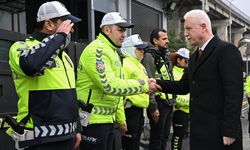 İstanbul Valisi Gül'den bayram öncesi otogardaki polis denetim noktasına ziyaret: