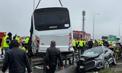 İstanbul'da servis aracının karıştığı kazaya ekipler müdahale ediyor