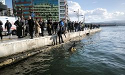 İzmir'de akülü tekerlekli sandalyesiyle denize düşen engelli kişiyi deniz polisi kurtardı