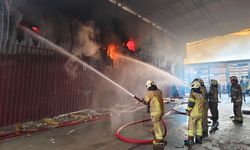 İzmir'de atölye ve depolarda çıkan yangına müdahale ediliyor