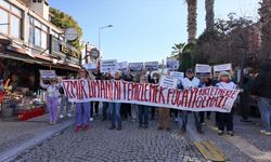 İzmir'de denize dip çamuru dökülmesi protesto edildi