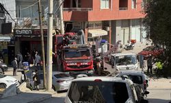 İzmir'de freni boşalan vincin 2 otomobili iş yerine sürüklemesi kamerada