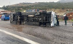 İzmir'de futbolcuları taşıyan midibüs devrildi, 4 sporcu yaralandı