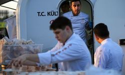 İzmir'de lise öğrencileri iftara yetişemeyenlere kendi yaptıkları yemekleri dağıttı