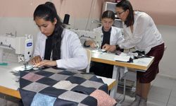 İzmir'de öğrenciler atık kumaşlardan diktikleri seccadeleri ramazanda hediye ediyor